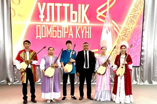 ӨНЕРЛІ ЖАСТАРҒА ДОМБЫРА ТАРТУ ЕТІЛДІ